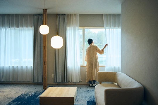 部屋でくつろぐ写真
